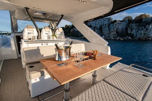 Jeanneau DB/37, an open and protected cockpit to extend your time on board