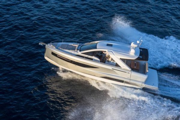 Jeanneau DB/37, strong competition in the large open dayboat market