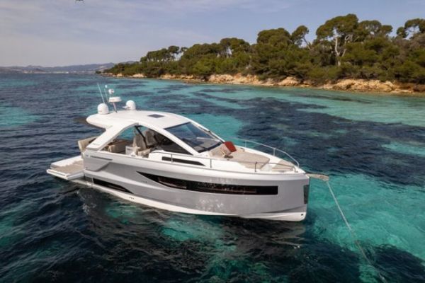 Jeanneau DB/37, a premium dayboat for family cruising