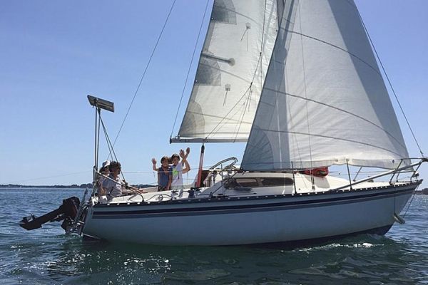 Kelt 8: a reasonable, solid family sailboat for coastal sailing in Southern Brittany