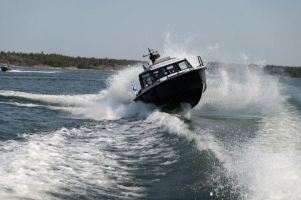XO DFNDR 8, sea trial of a fun and safe sea racer