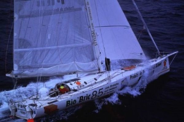 How did Michel Desjoyeaux start his IMOCA's engine with his mainsail?