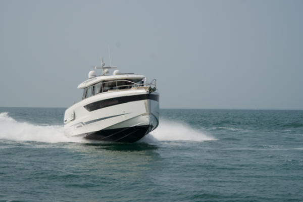 Wellcraft 435, a wide choice of options and competition on the lookout