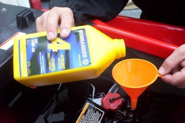Are you sure you always use the right oil for your boat engine ?