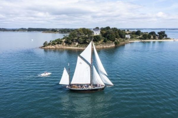 Le Lys Noir: a century-old auric yawl still under sail
