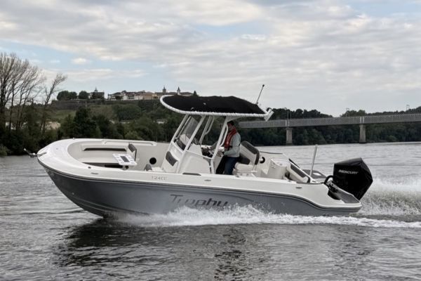 Trophy 24 CC: a 7-metre open boat designed for fishing and family outings