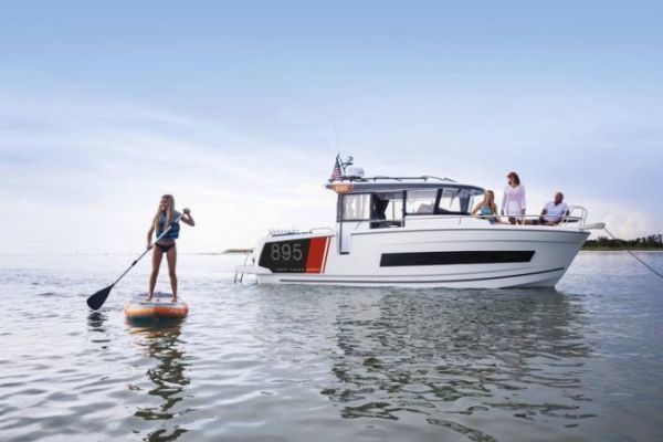 Merry Fisher 895 layout and deck plan: modularity and access, from quay to anchorage