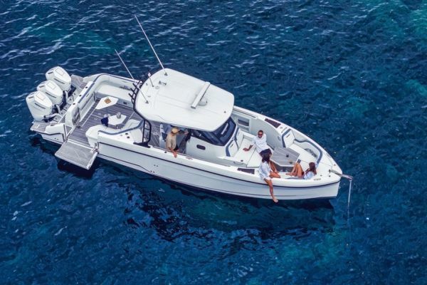 Wellcraft 38 T-Top deck layout and fittings: modular spaces and top-of-the-range comfort