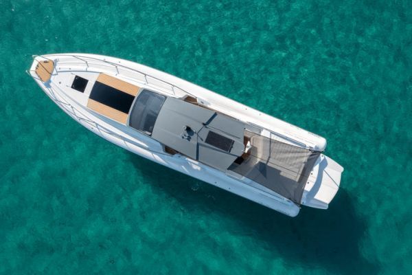 Deck layout and fittings for the Maio 1400: a maxi tire designed for life on board