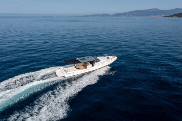 An invigorating test of the Maio 1400 off Cannes
