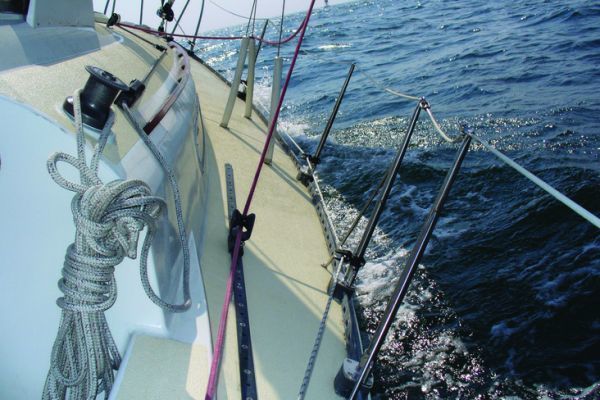 Deck refit: what anti-slip solutions are there to modernize your boat over the winter?