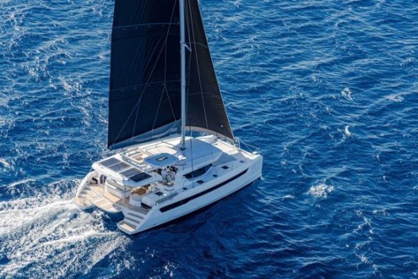Test of the Leopard 52, a large catamaran that makes the most of its space
