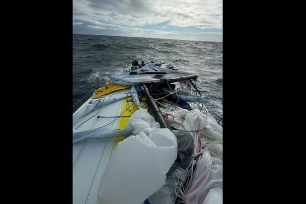 Class 40: The Story of Timothé Pollet?s Mast Break and the Efforts to Save the Season
