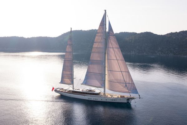 Simena, a 62-meter ketch: speed, rigging, and cruising in the Mediterranean