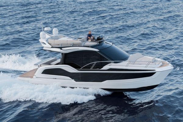 Galeon 420 FLY: Two cabins and three outdoor areas in a compact design