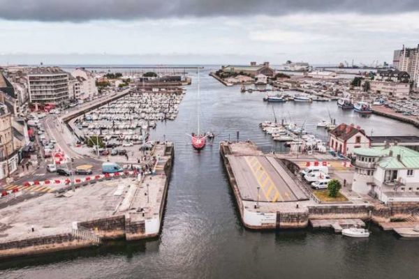 An IMOCA enters Cherbourg