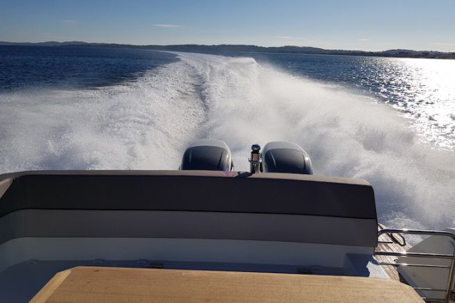 45 knots in the bay of Hyres with 2x350 hp Suzuki !