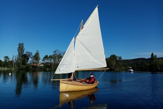 Cursus Voile et Patrimoine also builds sailboats according to architects' plans, such as this Morbic according to Vivier plans