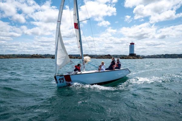 An experience combining learning to sail and life-size games
