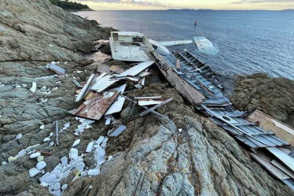 The wreck of this old yacht had destroyed nearly 200 square meters of Posidonia