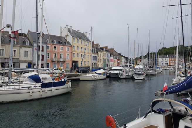 Belle-Ile in the rain, the awnings are out